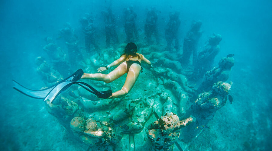 Nest Underwater Statues